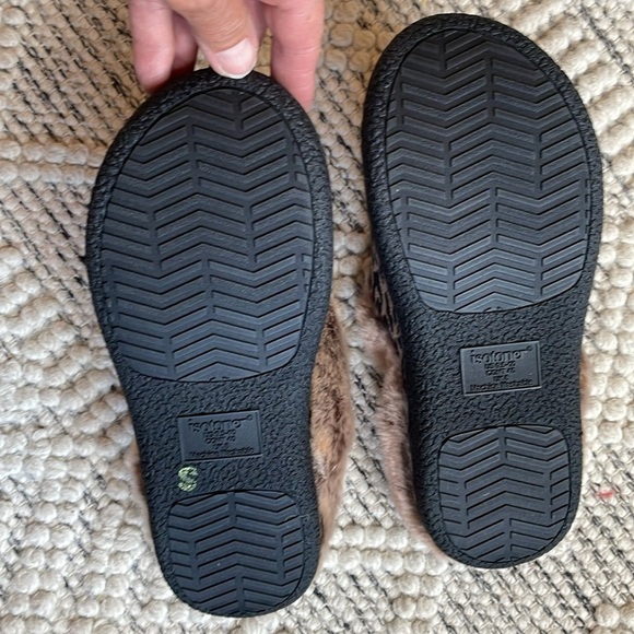 Isotoner Slippers CHEETAH Memory Foam Hoodback ECO Comfort Women’s Sz 9.5-10 NWT - Picture 9 of 12